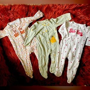 Set of 3 Carter’s footies in 6-9 months